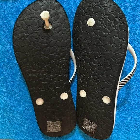 3 Pairs of Roxy Flip Flops - Picture 7 of 7